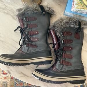 Sorel Joan of Arctic Black and Burgundy Embossed Alligator Leather Fur Boot